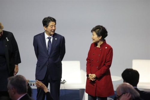 ▲아베 신조(왼쪽) 일본 총리와 박근혜 대통령. 뉴시스 