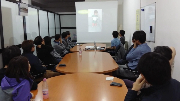 ▲삼성물산은 연말을 맞아 오지현장에서 근무하고 있는 직원들을 위한‘황금마차’이벤트를 열었다. 한국에서 전해온 가족영상편지를 현장직원들이 함께 모여 시청하고 있다.