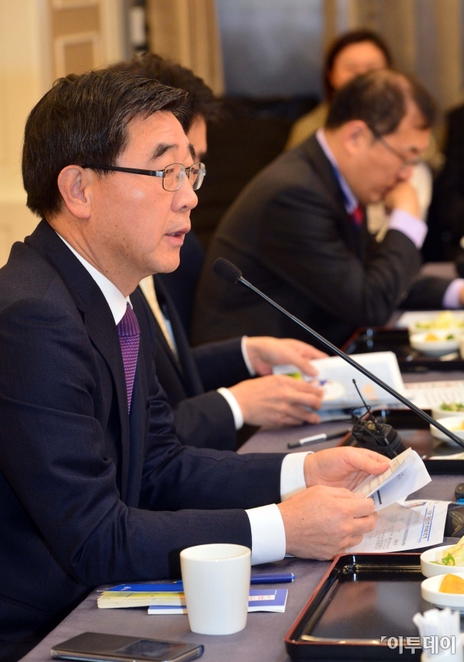 ▲사진설명 : 이기권 고용노동부 장관이 29일 서울 여의도동 국회에서 열린 ‘저출산 대책 특별위원회 제2차 회의’에 참석해 인사말을 하고 있다. 이주영 새누리당 저출산대책특위 위원장과 이 장관, 강호인 국토교통부 장관 등이 참석한 이날 회의에선 저출산 고령사회에 대응하기 위한 청년일자리·주거지원 정책 발표 및 이에 대한 논의가 이뤄졌다. 신태현 기자 holjjak@