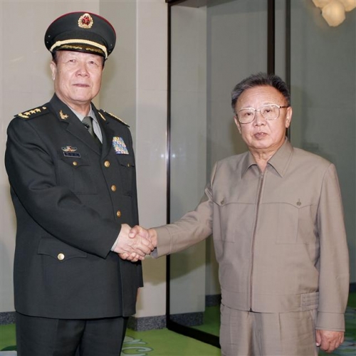 ▲궈보슝(왼쪽) 전 중국 중앙군사위원회 부주석이 2010년 10월25일 평양을 방문해 당시 김정일 북한 국방위원장과 악수를 하고 있다. 신화/뉴시스