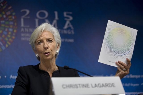 ▲크리스틴 라가르드 국제통화기금(IMF) 총재가 30일(현지시간) 독일 경제지 한델스블라트에 기고한 글에서 내년 글로벌 경제성장 둔화에 대한 우려를 표명했다. 라가르드 총재가 10월 8일 페루 리마에서 열린 IMF·세계은행 연차 총회에서 기자회견을 하고 있다. 리마/AP뉴시스