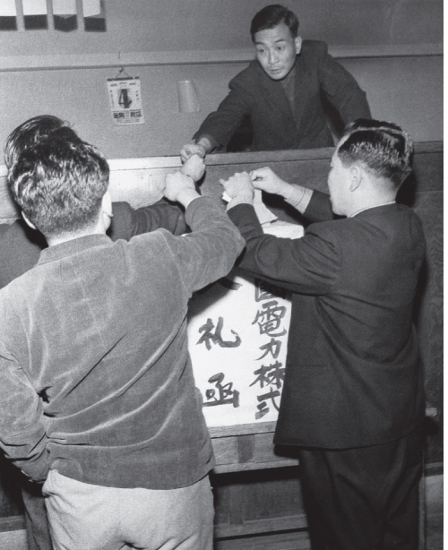 ▲1961년 한국전력주식회사 창립 당시 주식 입찰 모습.