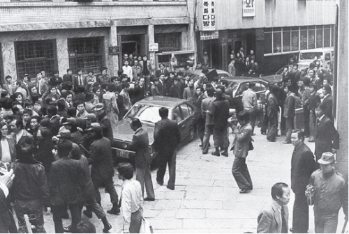 ▲1978년 ‘건설주 파동'으로 주식시장이 휴장했다. 주가가 폭락한 투자자들이 반대시위를 벌이고 있는 모습.