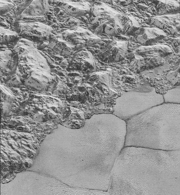 ▲미국 항공우주국(NASA)이 무인 우주탐사선 뉴호라이즌스가 촬영한 명왕성의 초근접 고해상도 사진을 5일(현지시각) 공개했다. 사진은 평평하게 얼어붙은 평지 '스푸트니크 평원'과 그 위쪽 '알이드리시 산맥'의 울퉁불퉁한 지형이 만나는 지점의 모습. (사진=연합뉴스)