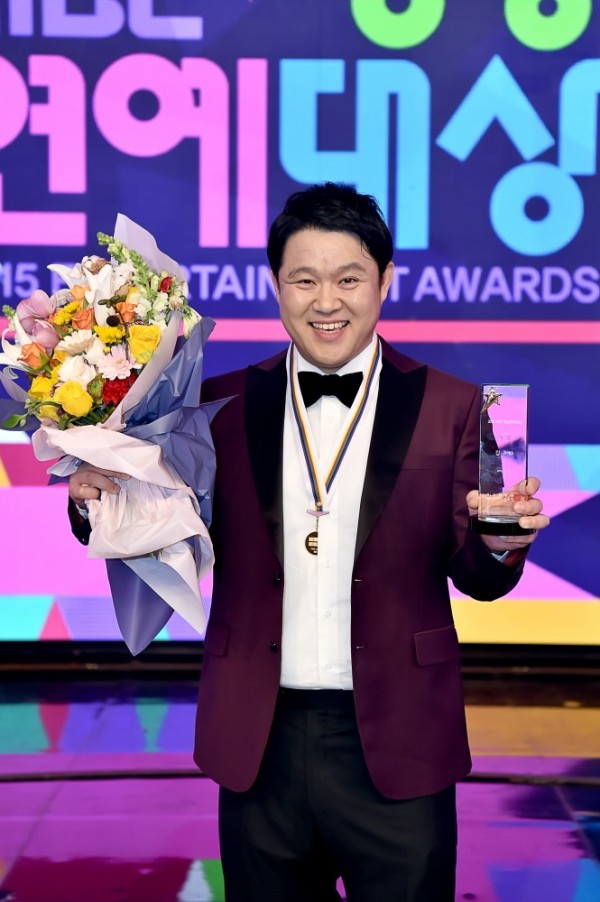 ▲29일 열린 2015 MBC 연예대상 시상식에서 영광의 대상을 받은 김구라.(사진=MBC제공)