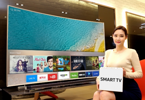▲모델이 편의성 강화된 삼성 스마트TV 서비스 ‘스마트 허브’를 소개하고 있다. (사진제공=삼성전자)