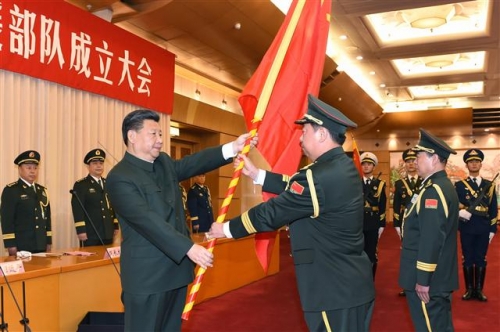 ▲시진핑(왼쪽) 중국 국가주석이 지난해 12월 31일(현지시간) 베이징에서 열린 로켓군과 육군지휘기구, 전략지원부대 등 인민해방군 세 개 조직 신설 대회에 참석해 리쭤청 신임 육군지휘기구 사령원(사령관)에게 군 깃발을 건네고 있다. 베이징/신화뉴시스