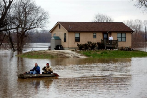 ▲미국 중서부에 최악의 홍수가 발생한 가운데 지난달 31일(현지시간) 미시시피 강 인근에서 주민이 보트로 대피하고 있다. AP뉴시스