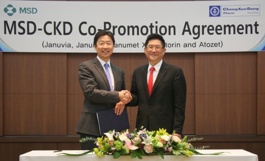 ▲계약식 후 기념촬영을 하고 있는 종근당 김영주 대표(오른쪽)와 한국 MSD 현동욱 대표.