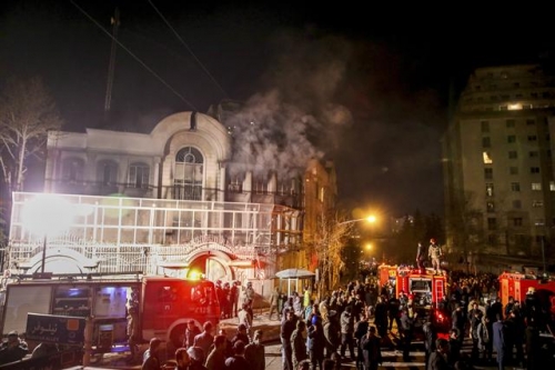 ▲이란 시위대가 시아파 지도자 처형 소식에 3일(현지시간) 테헤란 주재 사우디 대사관 앞에서 격렬한 시위를 벌이는 가운데 대사관 건물이 연기에 휩싸인 채 있다. 사우디는 이날 이란과의 외교관계 단절을 선언했다. 테헤란/AP뉴시스
