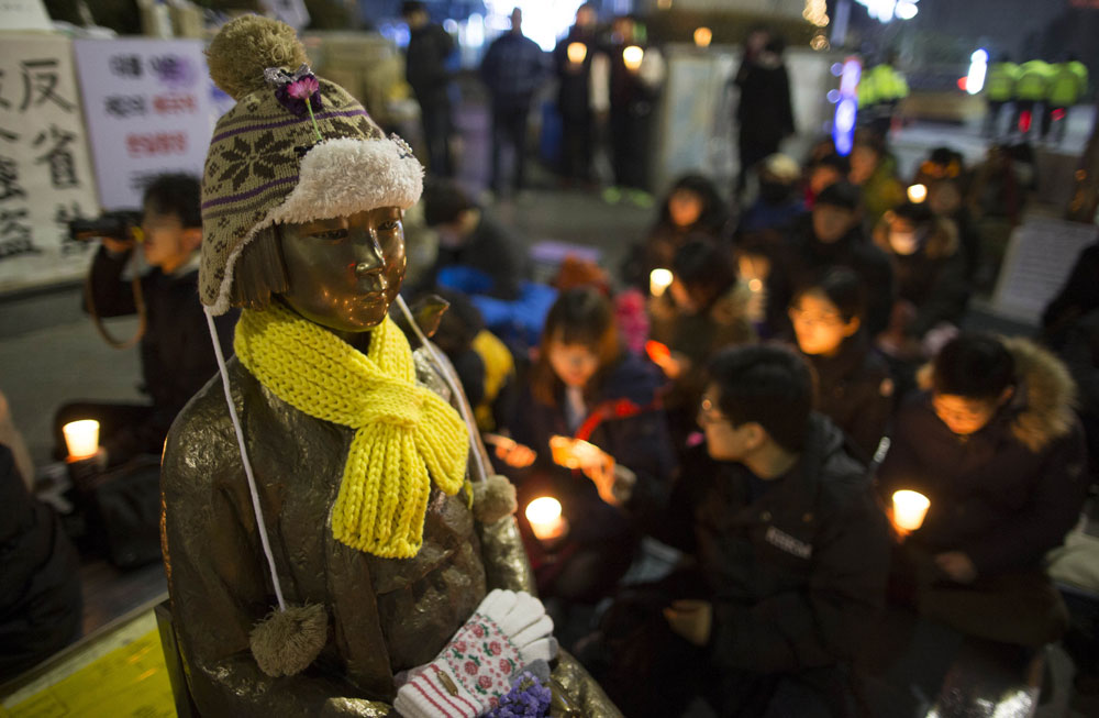 ▲3일 오후 서울 종로구 옛 일본대사관 앞에서 열린 위안부협상 규탄 집회에서 참가자들이 촛불을 든 채 한일협상 무효를 주장하고 있다.(사진=연합뉴스)
