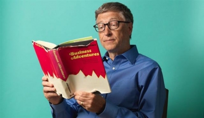 ▲'비즈니스 어드벤처'를 일고 있는 빌 게이츠. 이 책은 게이츠가 자신이 가장 좋아하는 경영서적이라고 손꼽은 책이다. 사진=포브스 