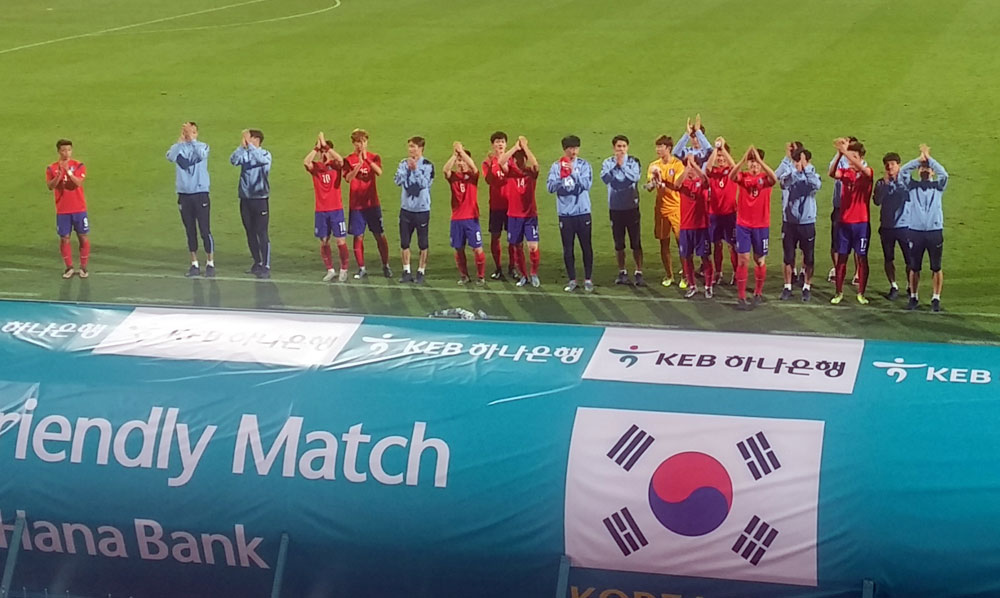 ▲신태용 감독이 이끄는 한국 올림픽 축구 국가대표팀이 4일(현지시간) 아랍에미리트(UAE) 두바이의 알샤밥 클럽 스타디움에서 열린 UAE와 평가전에서 2-0으로 승리했다. 경기가 끝난 뒤 선수단이 관중의 환호에 답하고 있다. 
(사진=연합뉴스)