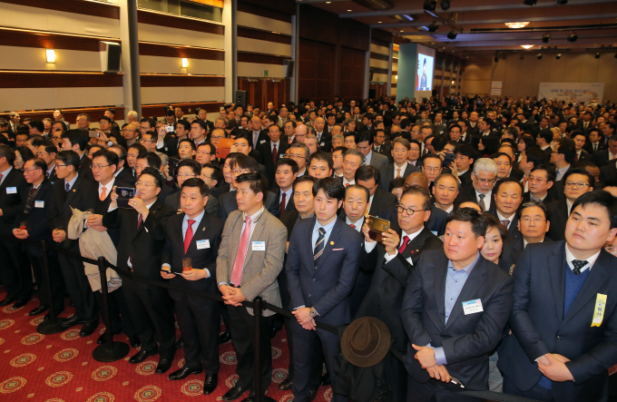 ▲▲허창수 전경련 회장과 박용만 대한상의 회장 등 1300여명의 정재계 인사들이 6일 오후 서울 강남구 코엑스에서 열린 2016 경제계 신년인사회에서 박근혜 대통령의 발언을 듣고 있다. 연합뉴스