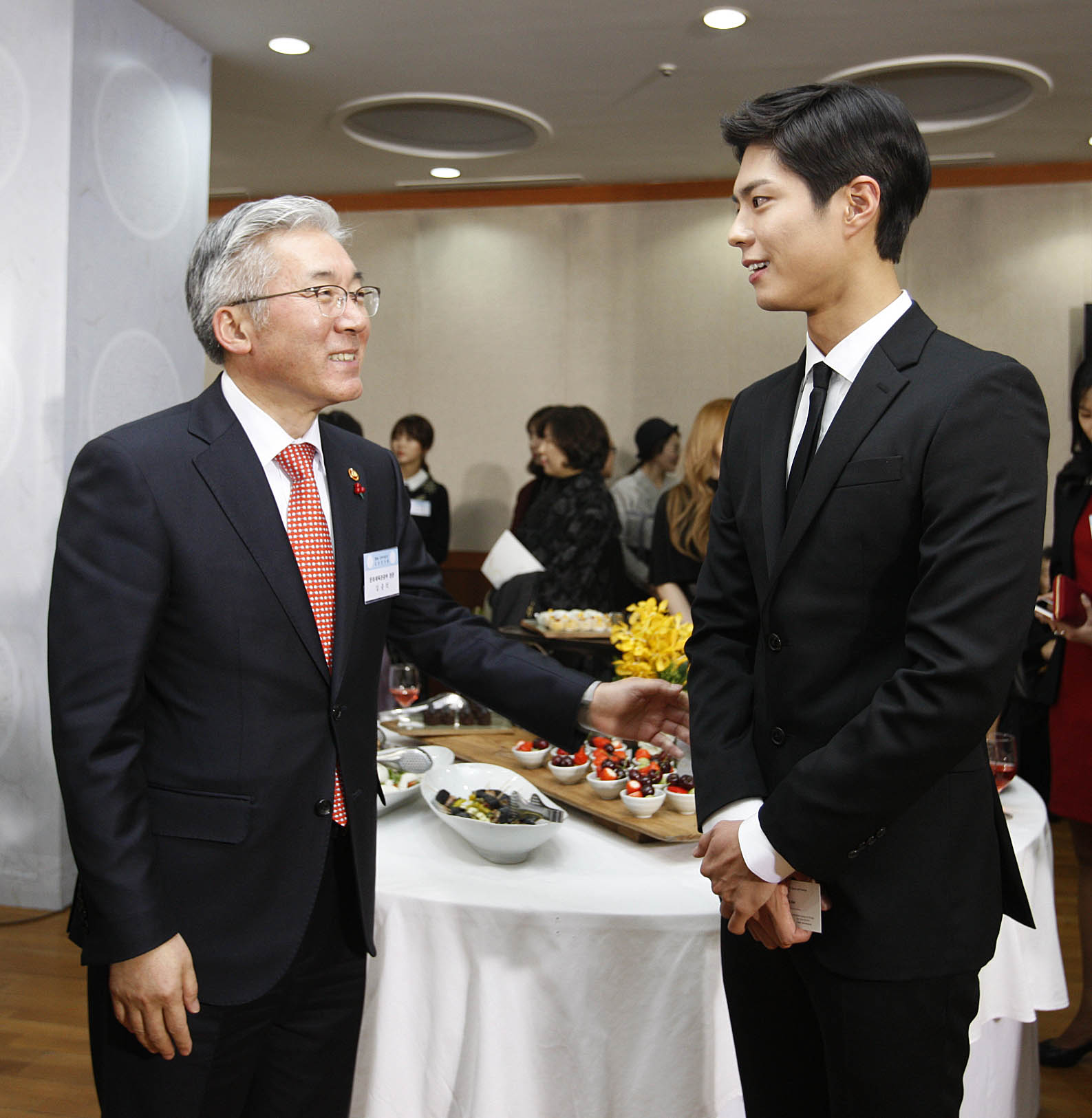 ▲김종덕 문화체육관광부 장관이 6일 저녁 서울 서초구 예술의 전당에서 ‘청년의 열정, 문화로 통일을 꿈꾸다!’라는 주제로 열린 ‘2016년 문화예술인 신년인사회’에 참석해 응답하라 1988의 천재바둑기사 최택으로 출연하는 배우 박보검씨와 인사를 나누고 있다.(사진=연합뉴스)