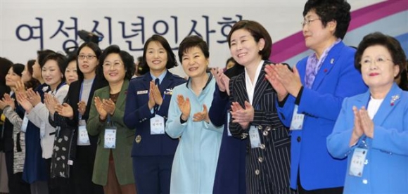 ▲박근혜 대통령이 7일 서울 은평구 한국여성정책연구원에서 열린 2016년 여성신년인사회에 참석했다.연합뉴스  
