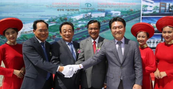 ▲베트남 기술전문대학 착공식에서 박연차 태광실업그룹 회장(왼쪽에서 세번째), 팜 부 홍 끼엔장성 성장(네번째), 박노완 주호치민 총영사(두번째), 유진선 대경대학교 이사장(다섯번째) 등 주요 참석자들이 악수하고 있다.