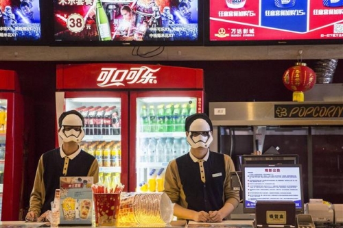 ▲지난 8일(현지시간) 중국 상하이의 한 극장에서 매점 직원들이 '스타워즈' 캐릭터 마스크를 쓰고 있는 모습. 사진=블룸버그