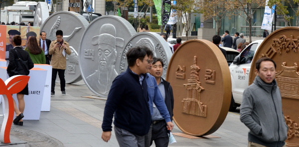 ▲한국은행이 동전없는 사회를 위한 검토작업에 돌입했다. 사진은 지난해 10월 청계광장에 전시된 대형 동전의 모습. (뉴시스)