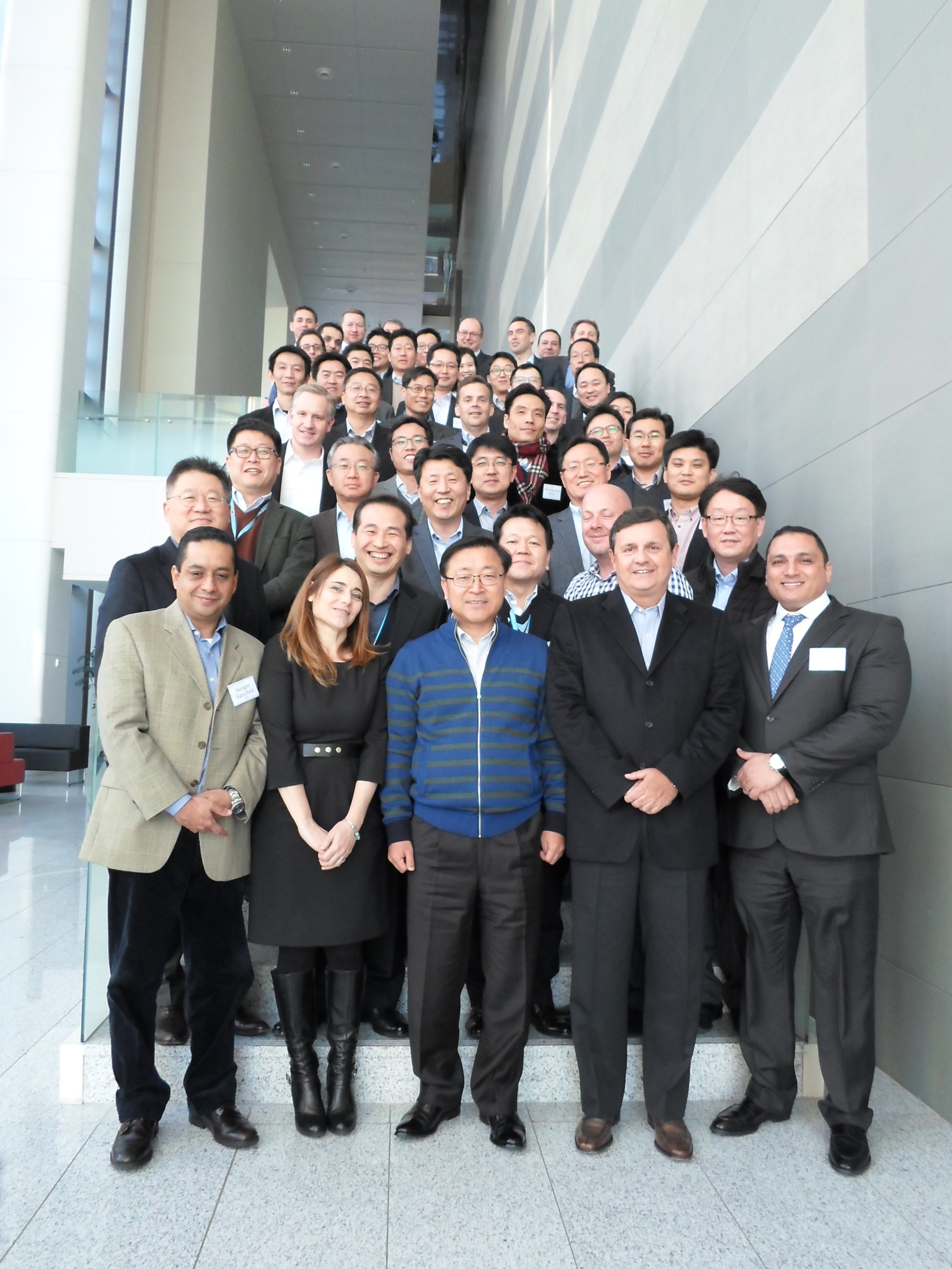 ▲삼성전자가 지난 11일과 12일 이틀간 삼성전자 서천 인재개발원에서 개최한 '2016년 글로벌 프린팅 컨퍼런스'에서 송성원(맨 앞줄 가운데) 프린팅솔루션사업부 전무 등 주요 임원진과 해외 프린팅 총괄 책임자, 현지 주재원 등 50여명이 기념촬영을 하고 있다. (사진제공=삼성전자 )