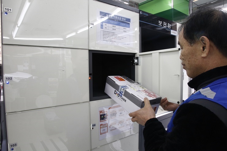 ▲택배 배송원이 서울 독산동에 위치한 CU(씨유) 택배 보관함에 상품을 보관하고 있다(사진제공=CU)