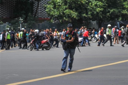▲인도네시아 자카르타에서 14일(현지시간) 테러로 추정되는 폭발이 수차례 발생한 가운데 테러리스트로 추정되는 용의자 1명이 총을 들고 서 있다. 자카르타/신화뉴시스