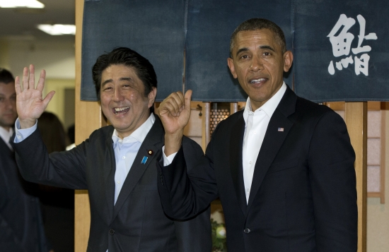 ▲지난해 4월 23일 버락 오바마 미 대통령(오른쪽)과 일본의 아베 신조 총리는 도쿄의 한 스시집에서 만났습니다. 아베가 접대 메뉴로 스시를 택한건 미국의 농산물 관세정책에 관한 대화를 피하기 위함이었습니다.(AP/뉴시스)