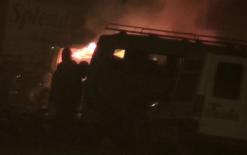 ▲부르키나파소 수도 와가두구에서 15일(현지시간) 인질극이 발생한 가운데 총을 든 괴한들이 차량에 접근하고 있다. AP뉴시스