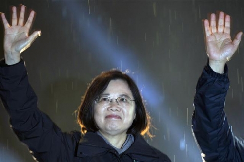 ▲대만 첫 여성 총통이 된 차이잉원 민진당 주석이 선거 하루 전인 15일(현지시간) 타이베이에서 마지막 유세를 하고 있다. 타이베이/AP뉴시스 