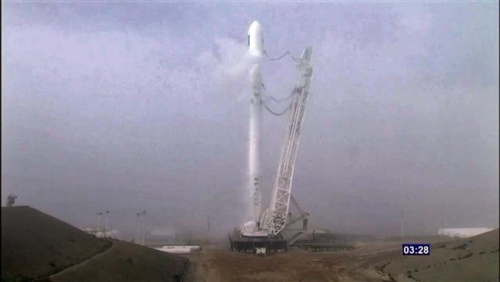 ▲기후 관찰 위성 제이슨 3호를 실은 스페이스X의 팰컨9호 로켓이 17일(현지시간) 캘리포니아주 밴던버그 공군기지에서 발사되고 있다. 스페이스X는 이날 위성 발사에는 성공했지만 로켓을 회수하는 것은 실패했다. 출처 AP뉴시스