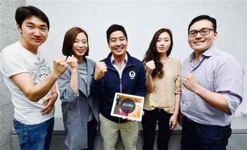 ▲손성훈 스포카 공동대표(가운데)와 직원들이 서울 대치동 본사에서 파이팅을 하고 있다. 신태현 기자 holjjak@