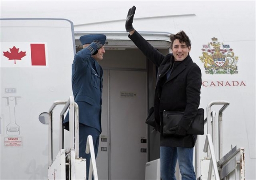▲쥐스탱 트뤼도 캐나다 총리가 19일(현지시간) 세계경제포럼(WEF)이 열리는 스위스 다보스로 향하는 비행기 탑승 전 손을 흔들고 있다. AP뉴시스