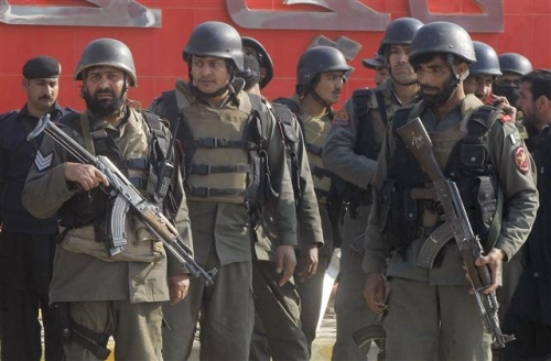 ▲파키스탄 바차칸대학에서 20일(현지시간) 무장괴한들이 총기를 난사해 최소 20명 이상 사망한 가운데 군 병력이 진압을 준비하고 있다. AP뉴시스