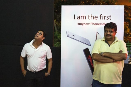 ▲인도 뉴델리의 한 매장에서 지난해 10월 15일(현지시간) 고객들이 아이폰6S를 구매하려고 기다리고 있다. 블룸버그