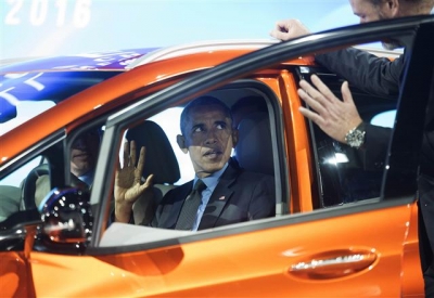 ▲버락 오바마 미국 대통령이 20일(현지시간) 미국 디트로이트에서 열린 북미국제오토쇼에 방문 제너럴모터스(GM)의 2017년형 전기차 '쉐보레 볼트'운전석에 앉아 댄 암만(오른쪽) GM 대표와 이야기를 나누고 있는 모습. 사진=AP뉴시스