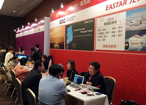 ▲중국 베이징 국제컨벤션센터에서 진행된 한중 트래블마트 행사에서 이스타항공 직원들이 중국 여행사 등 관계자들과 상담을 하고 있다.(이스타항공)