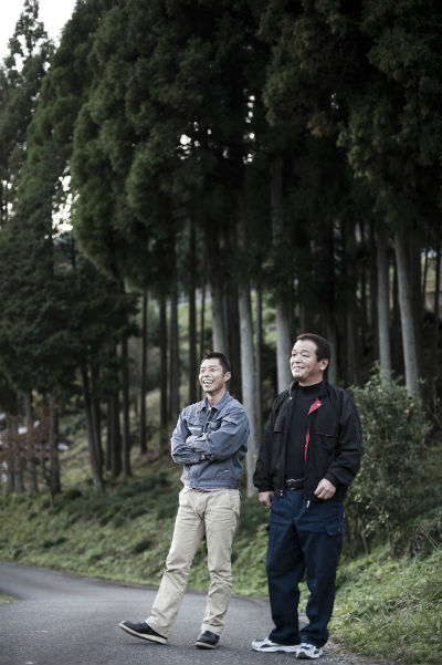 ▲2011년 가을의 일본 효고현에서의 어느 날. 미야지 게이스케 조디아골프 대표(왼쪽)와 지바 후미오가 어딘가를 주시하며 이야기를 나누고 있다. (사진제공=일본 조디아골프)
