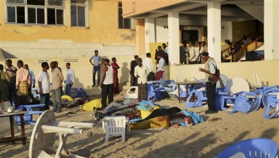 ▲소말리아 수도 모가디슈의 한 해변 식당에서 21일(현지시간) 밤 테러가 발생해 최소 20명 이상이 숨졌다. 사진은 테러가 발생한 소말리아 해변 식당. 사진=AP뉴시스 