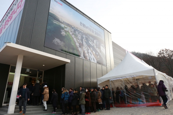 ▲서울 은평구 은평뉴타운 1-15BL에서 선보인 ‘은평 지웰 테라스’의 견본주택에 지난 22일 이후 첫 3일 동안 1만 7000명이 인파가 몰렸다.