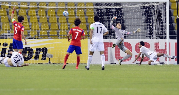 ▲23일 카타르 도하에서 열린 한국과 AFC U-23 챔피언십 8강전에서 0-1로 끌려가던 후반 23분 바하 모하메드가 골을 넣고 있다. 심판은 오프사이드를 선언해 득점이 인정되지 않았다. (뉴시스)