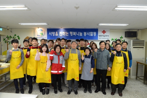 ▲대한적십자사 종로·중구 희망나눔봉사센터에서 진행된 자원봉사활동에서 이재복 현대로지스틱스 대표(앞줄 왼쪽 다섯번째)와 직원들이 기념사진을 촬영하고 있다.(현대로지스틱스)