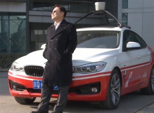 ▲바이두 무인차 개발을 이끄는 왕징 선임 부사장이 회사의 무인차 테스트 차량 앞에 서 있다. 출처 블룸버그 
