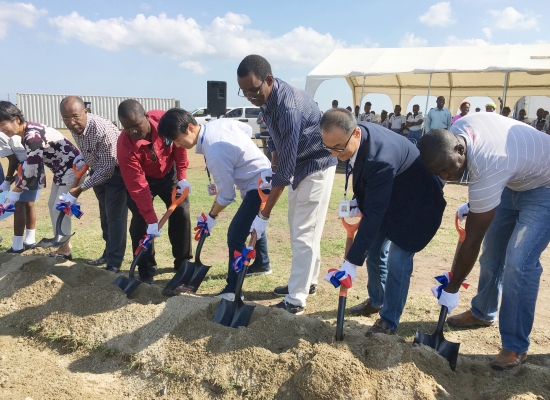 ▲지난 15일 열린 아이티 세아 중학교 착공식에서 현지 관계자들이 삽을 뜨는 퍼포먼스를 하고 있다. (사진=세아상역)