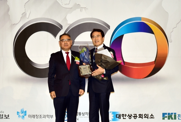 ▲'2016 한국의 영향력 있는 CEO' 글로벌경영 부문에서 3년 연속 수상한 박상환 하나투어 회장(오른쪽)이 기념촬영에 임하고 있다.(사진제공=하나투어)