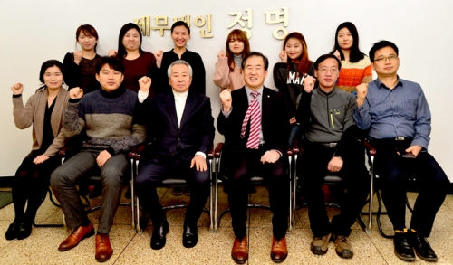 ▲서동명 세무법인 정명 회장(아래줄 왼쪽 세번째)과 황선의 대표세무사(네번째)를 비롯한 소속세무사 및 직원들이 22일 서울 묘동 본사에서 파이팅을 하고 있다. 신태현 기자 holjjak@