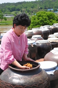 ▲전통 장의 상태를 확인하고 있는 궁골식품 최명선 대표. 