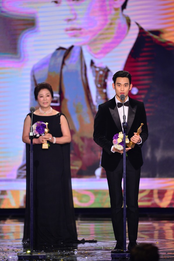 ▲2015 KBS 연기대상에서 대상을 공동으로 수상한 고두심과 김수현.(사진=KBS)