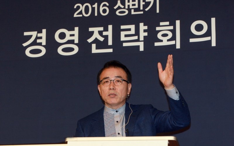 (사진= 조용병 신한은행장이 2016년 상반기 경영전략회의에서 '리더의 탁월함'에 대해 강조하고 있다. )