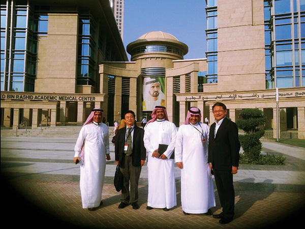 ▲메디컬시티 국제상업학술대회에서 사우디아라비아 국립병원 관계자와 함께(왼쪽에서 두 번째가 이호갑 관장), 2014년 9월 두바이