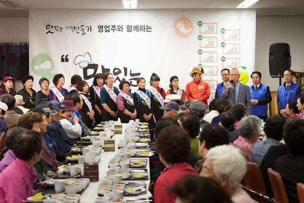 ▲'맛있는 제주만들기' 식당주인들이 1호점이 재개장 2주년을 맞아 설 명절을 앞두고 소외이웃 가정에 이불을 기증하는 등 이웃 사랑을 실천하고 있다.(사진제공=호텔신라)